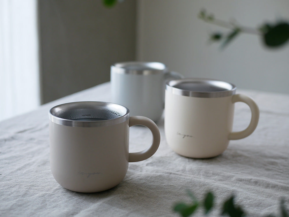 ON℃ZONEの白湯マグカップ。ステンレス鋼製の本体とポリプロピレン製の取っ手を持ち、230mlの容量