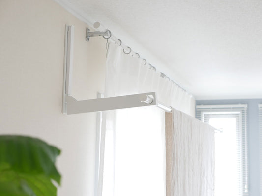 室内に設置されたウォール折り畳み物干し竿ホルダー