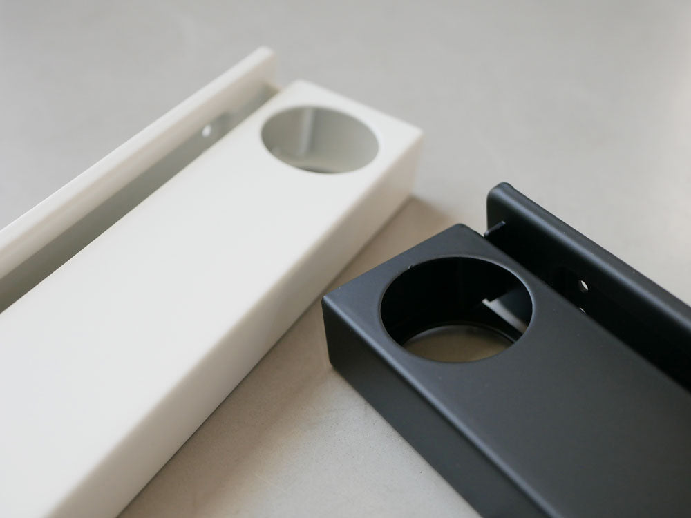 壁に取り付けられたタワー型折り畳み物干しホルダー