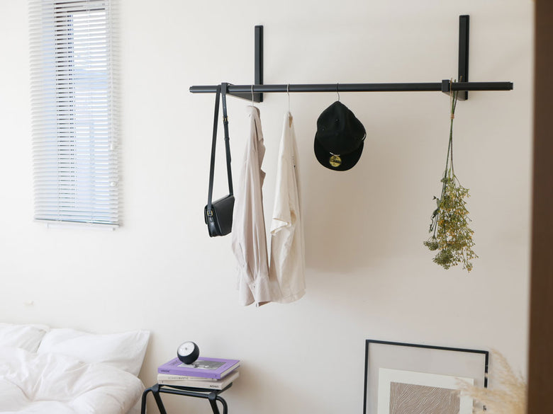 ウォール取り付けの折り畳み物干し竿ホルダーと服ハンガー