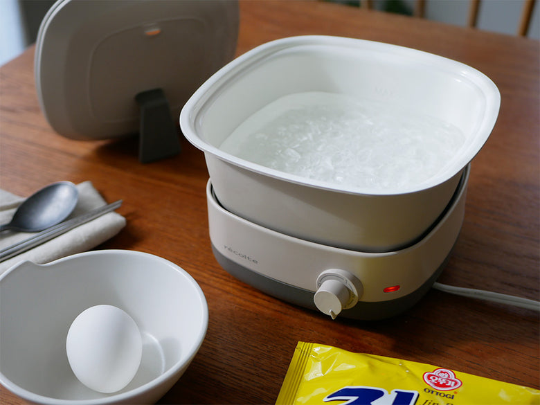 レコルトの卓上電気小鍋ポットデュオキャレとセラミックボウル、グリルプレートがセットになった家庭用キッチン家電の画像