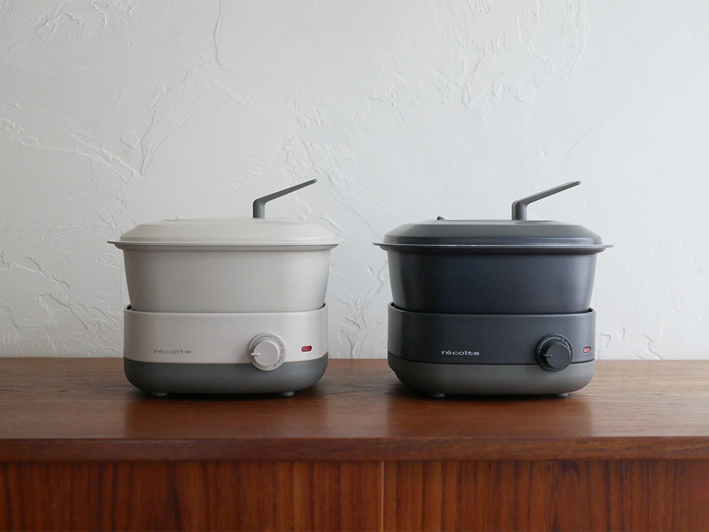 レコルト ポットデュオ キャレの卓上電気小鍋。セラミックボウルとステンレス製蓋がセットされたクリームホワイトのキッチン家電