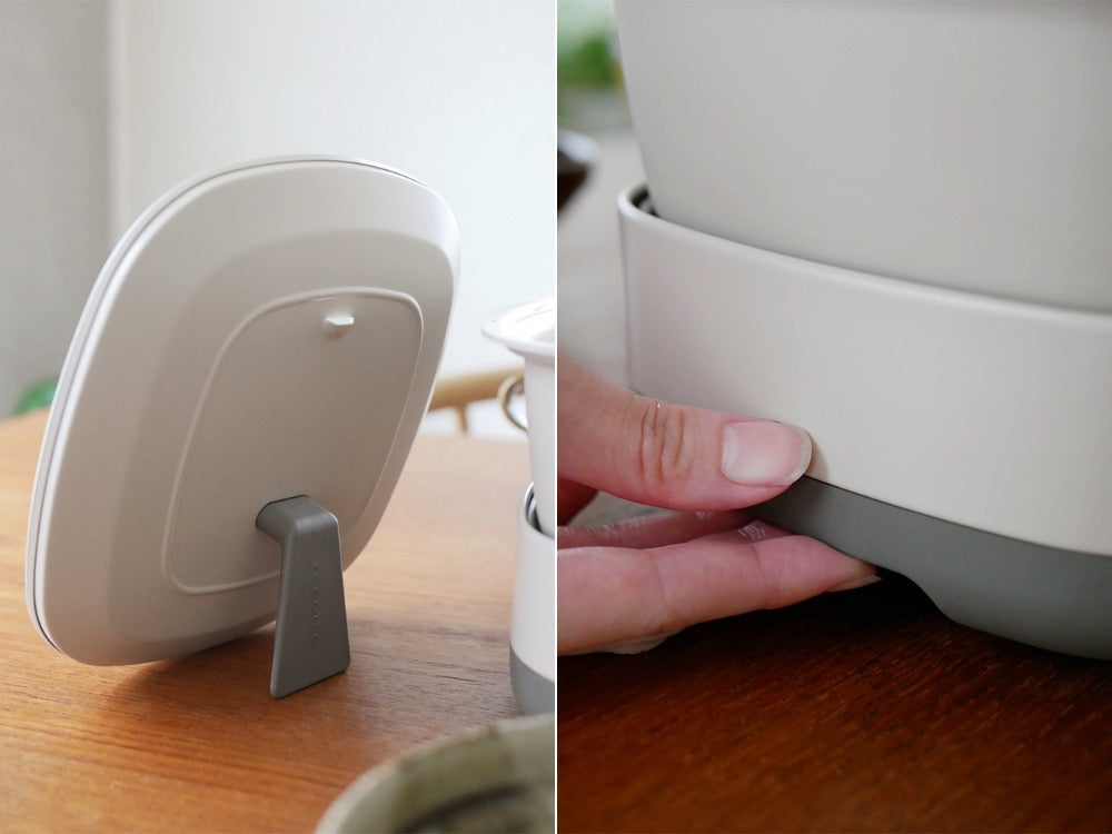 レコルト ポットデュオ キャレの卓上電気小鍋が木製の床上に置かれたモダンな家庭用キッチン家電