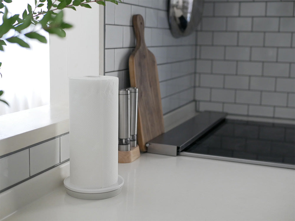 キッチンのカウンタートップに設置された銀色の倒れない片手用サッと取り付け可能なキッチンペーパーホルダー