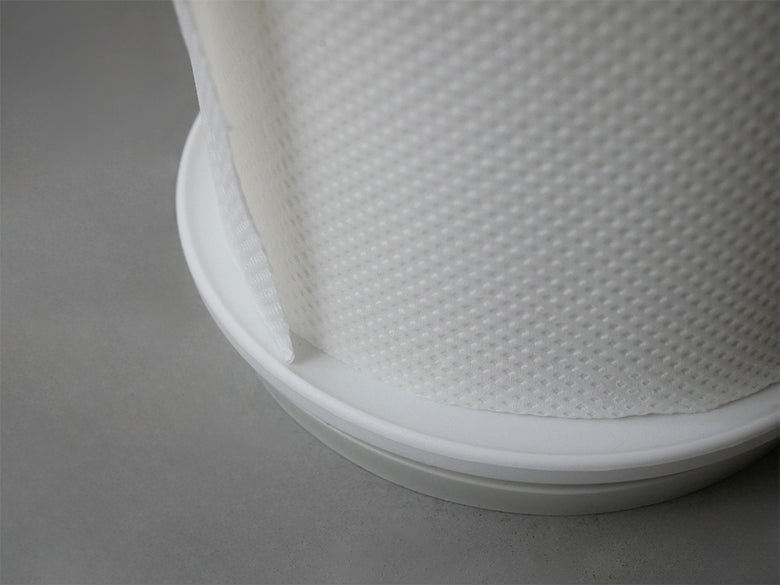 シルバーのプラスチックメッシュシリンダーを備えたマーナの倒れない片手用キッチンペーパーホルダー