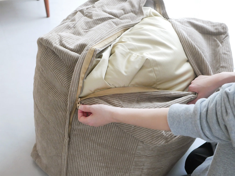 茶色と灰色のコーデュロイビーズクッションが家具の上に置かれている