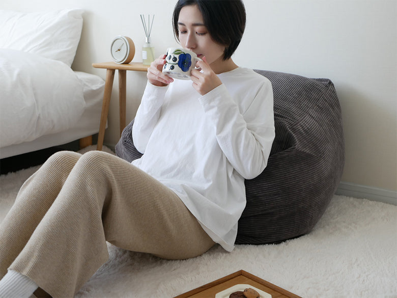 リビングルームに置かれた【QUBE/キューブ】コーデュロイビーズクッションのビーンバッグチェア