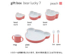 タックのキッズディッシュ「ベア ラッキー7」ギフトボックスに入ったピンク色の食器セットとカトラリー