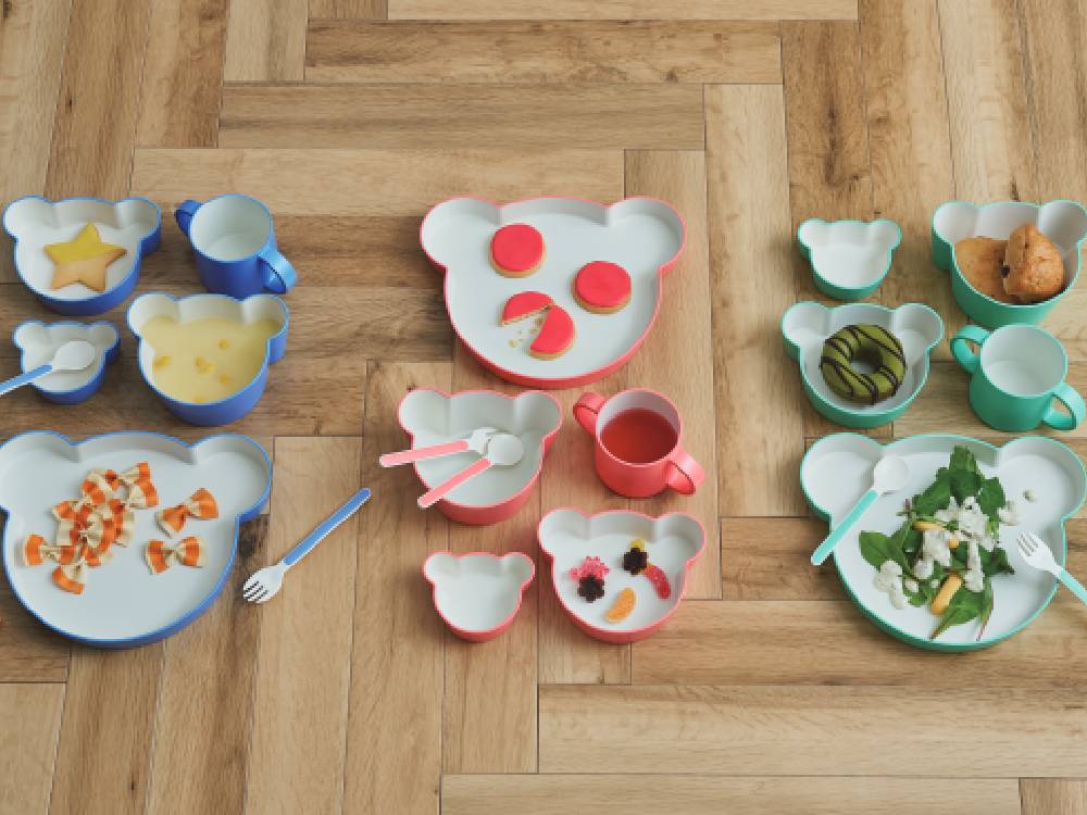 ベアが描かれたキッズ用ディッシュセットで、カップ、プレート、スプーンが含まれるギフトボックス