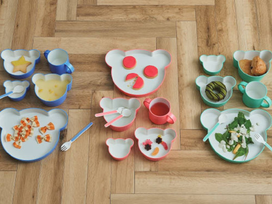 ベアが描かれたキッズ用ディッシュセットで、カップ、プレート、スプーンが含まれるギフトボックス