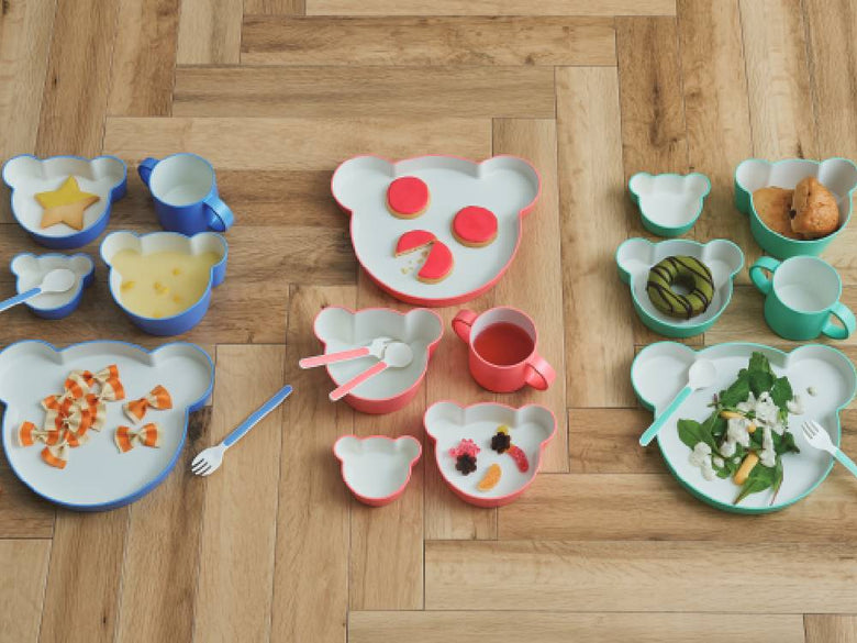 ベアが描かれたキッズ用ディッシュセットで、カップ、プレート、スプーンが含まれるギフトボックス