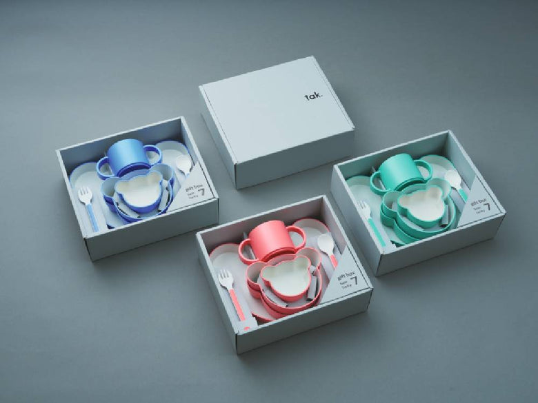 「tak./タック」キッズディッシュ ベア ラッキー7のギフトボックスに入ったカラフルなプレート、ボウル、マグカップ、フォーク、スプーンのセット