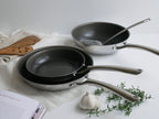 コレールのステンレス鋼製こびりつきにくいフライパンセット。アルミニウム中間層と多サイズ展開が特徴