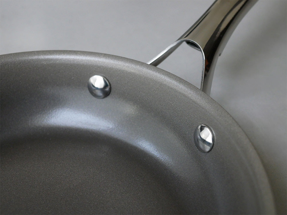 CORELLEコレールのステンレス鋼とアルミニウム製のこびりつきにくい次世代フライパンセット