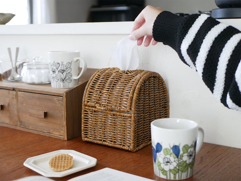 クレエのユティル洗えるコンパクトティッシュケースがキッチン用品やバスケットとともに配置されたキッチンシーン