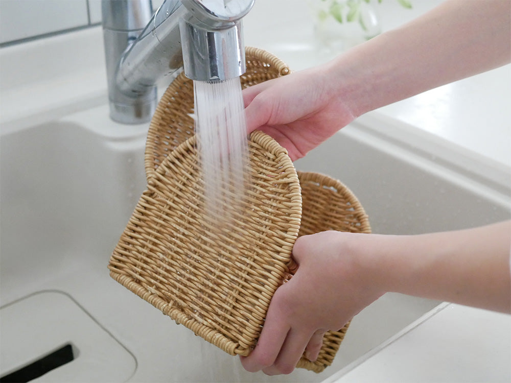 クレエ ユティル洗えるコンパクトティッシュケースがシンク周りのバス用品や家庭用具と共に配置されている様子