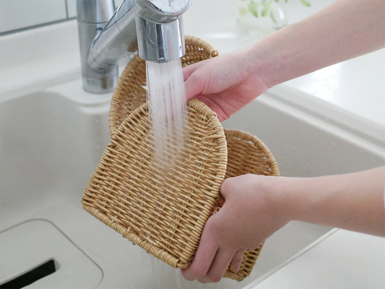 クレエ ユティル洗えるコンパクトティッシュケースがシンク周りのバス用品や家庭用具と共に配置されている様子