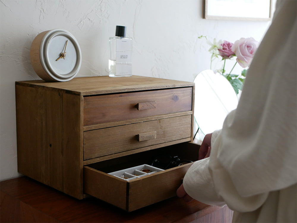 アビテ製ブラウンの木製チェストと引き出しが並ぶウッドストレージ家具