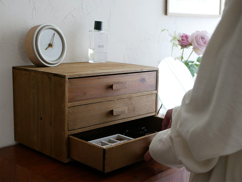 アビテ製ブラウンの木製チェストと引き出しが並ぶウッドストレージ家具