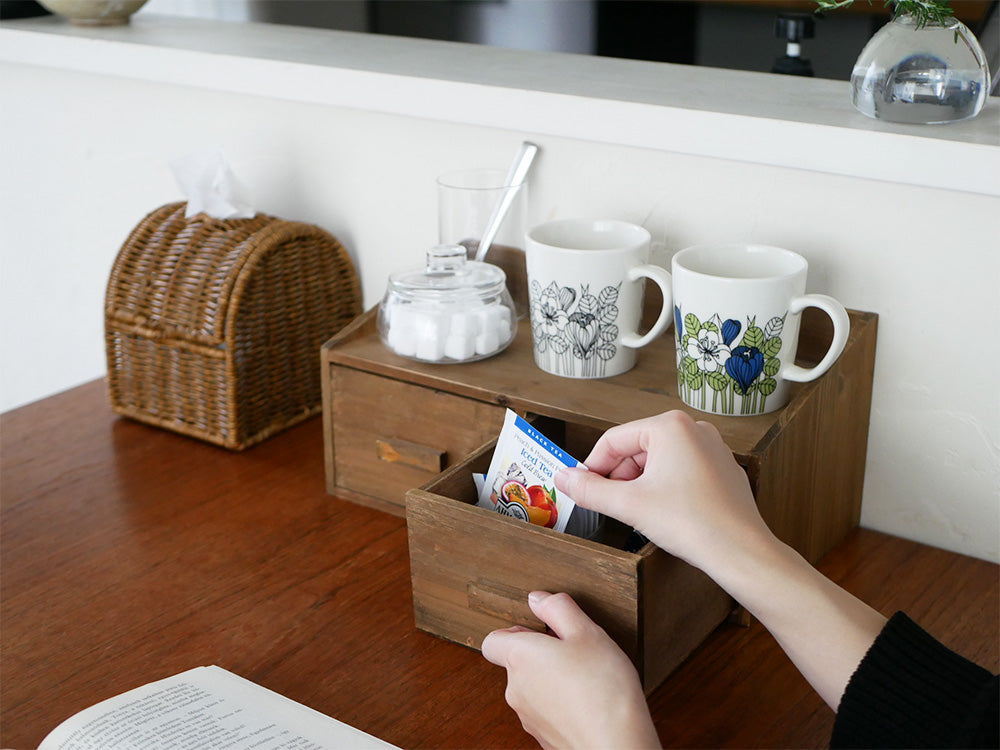 木製のHABITERアビテウッドストレージにポーセリン製のマグカップやティーカップが収納されている様子