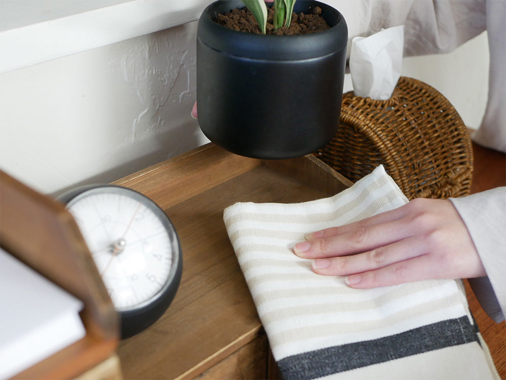 木製のウッドストレージにカップや花鉢が並べられた静物写真