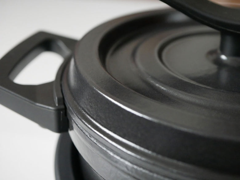 水無し電気鍋コツイラズの本体と蓋がセットされたキッチン家電