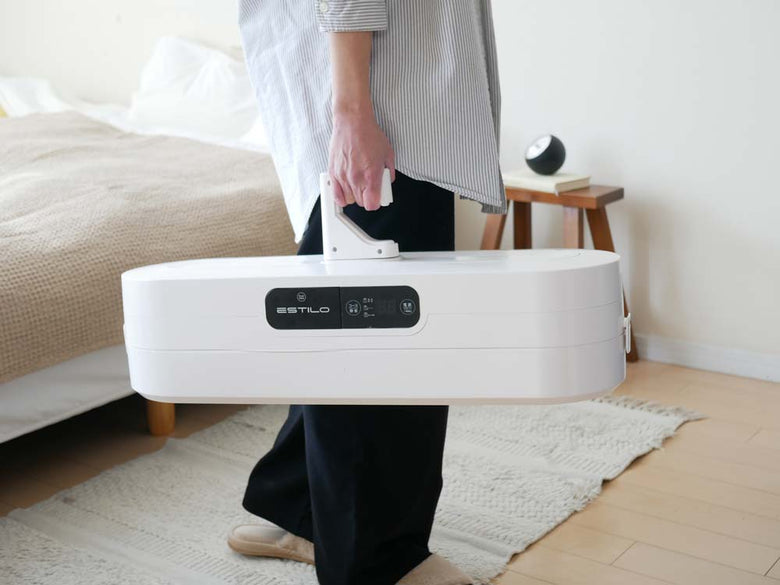 エスティロのスチームイオンリフレッシャーが家庭内に設置され、子供が近くで遊んでいる様子