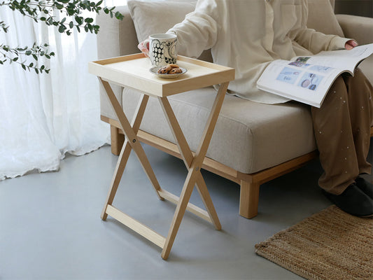 タカハシ産業のたためるナチュラル木製サイドテーブル。天然プライウッドを使用し、リビングやベッドサイドに最適なデザインです。