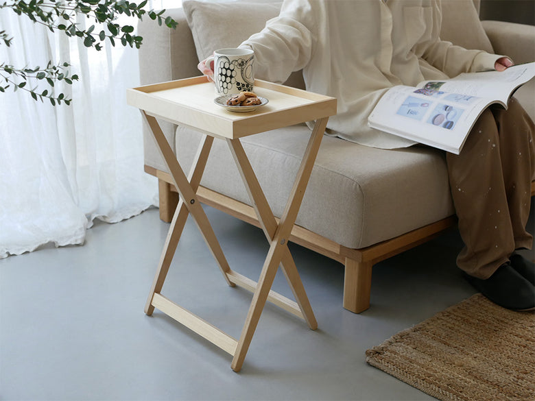 タカハシ産業のたためるナチュラル木製サイドテーブル。天然プライウッドを使用し、リビングやベッドサイドに最適なデザインです。