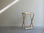 タカハシ産業のたためるサイドテーブル。バーチプライウッド製のナチュラルな木製テーブルで、シンプルなデザインと折りたたみ機能を備えた家具。