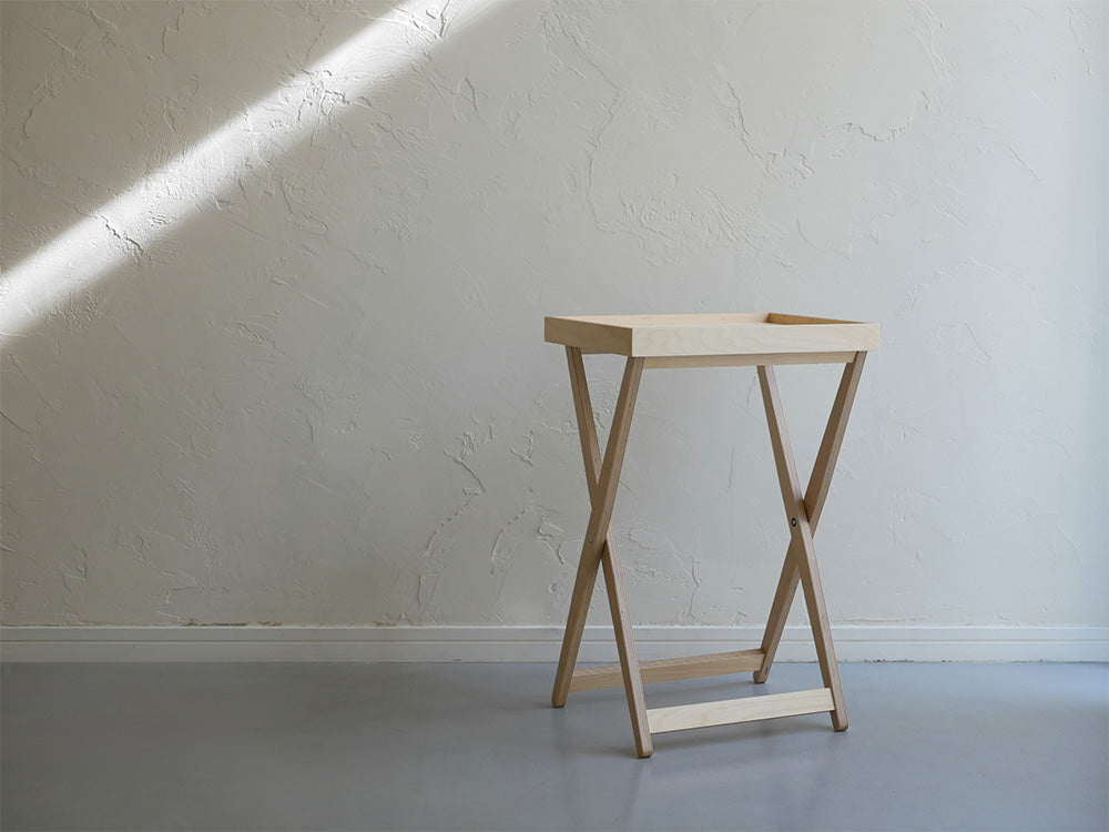 タカハシ産業のたためるサイドテーブル。バーチプライウッド製のナチュラルな木製テーブルで、シンプルなデザインと折りたたみ機能を備えた家具。