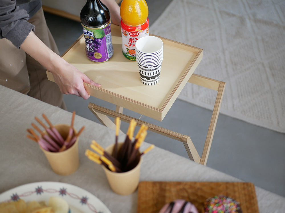 タカハシ産業のたためるサイドテーブル。バーチプライウッド製で木製の食器や家具が配置されています。