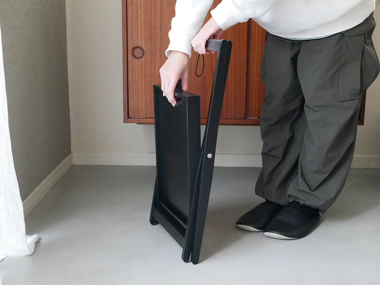 バーチプライウッドとカーボンファイバーを使用したタカハシ産業のたためるサイドテーブル。ハードウッドの木目が美しく、使用時と収納時にコンパクトに折りたためるデザイン。