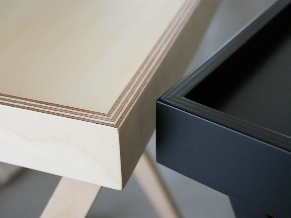 タカハシ産業製の樺プライウッドたためるサイドテーブルが開いた状態で配置されている木製デスク