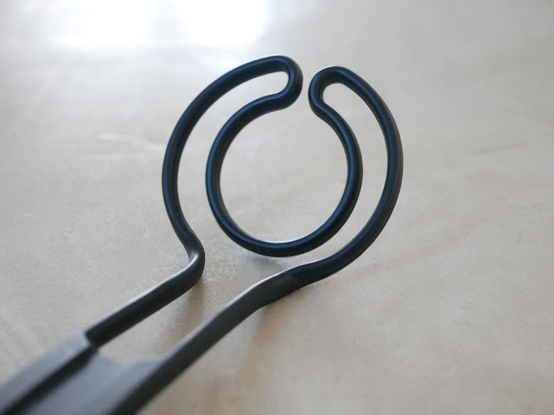 スウェーデン製マルチキッチンツール「オメガヴィスペン」の画像。銀色のナイロンとグラスファイバーで作られた多機能なキッチン用ツールセット。