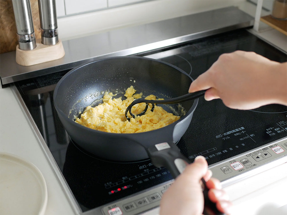 スウェーデン製マルチキッチンツール「オメガヴィスペン」のフライパン。ナイロン70％とグラスファイバー30％で作られ、サイズФ5×25cm、耐熱温度-30℃～200℃