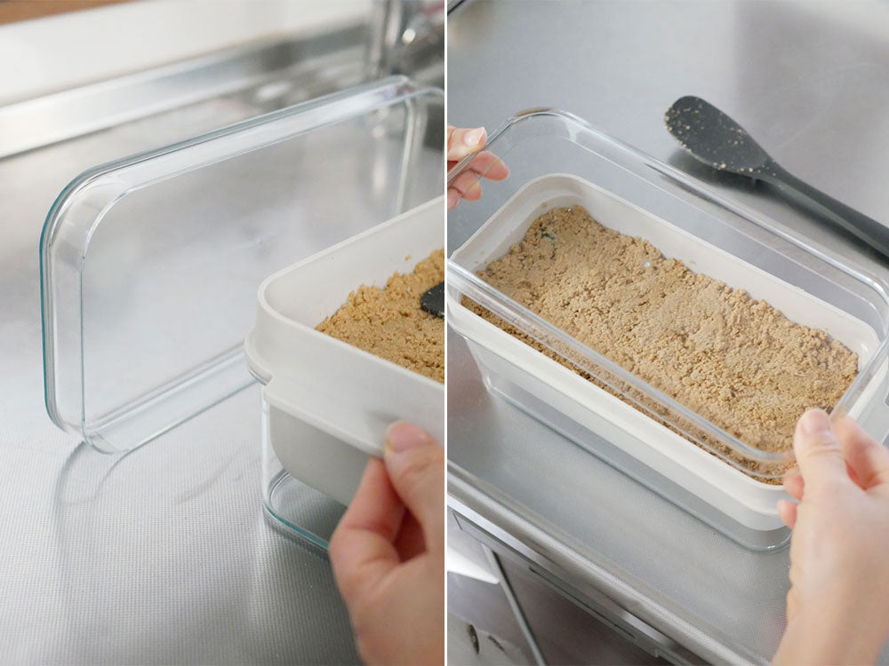 レイエのぬかどこボックスと蓋がキッチンに置かれている様子