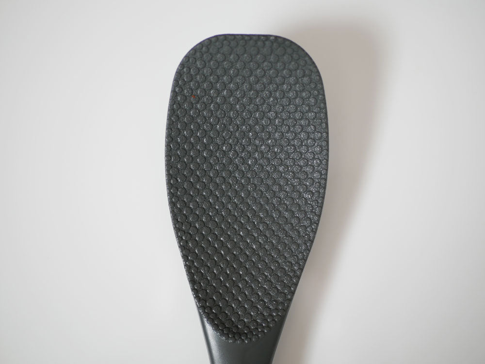 シルバーとカーボンファイバーを使用したデザインの【レイエ】ぬかどこボックスの静物写真