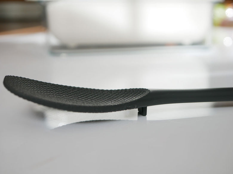 レイエのぬかどこボックス。シルバーのメッシュとカーボンファイバーを使用したデザイン性の高いキッチン収納容器