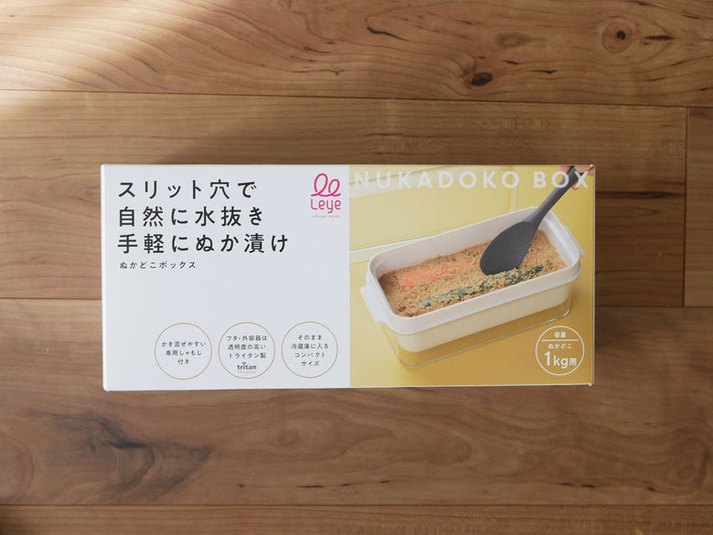 レイエのぬかどこボックスにパンや主食がキッチンで保存されている食品保存容器の写真