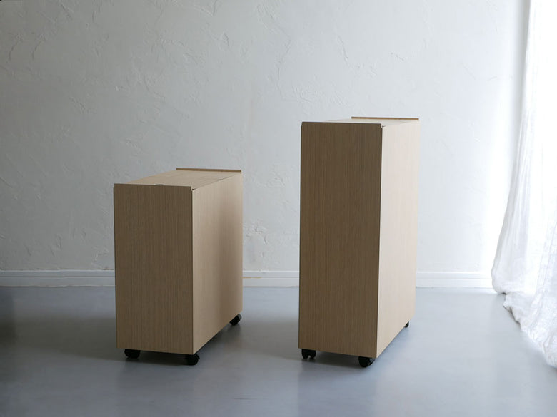 ブラウンの木製ごみ箱、ナチュラルなウレタン塗装仕上げでキッチンに調和