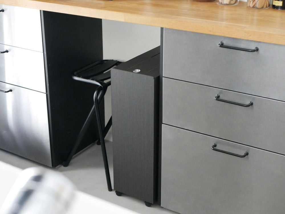 キッチンカウンター上に置かれたグレーの木製バスクキッチンペール