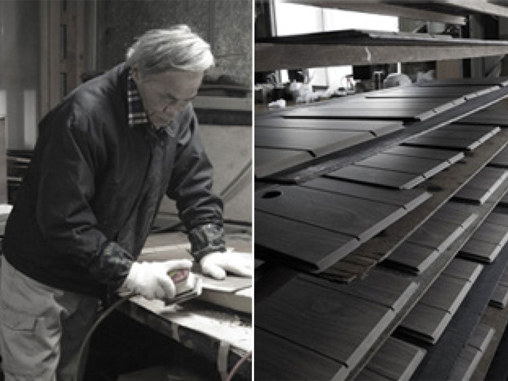 青色作業服を着た職人が木製バスクキッチンペールを製作している様子