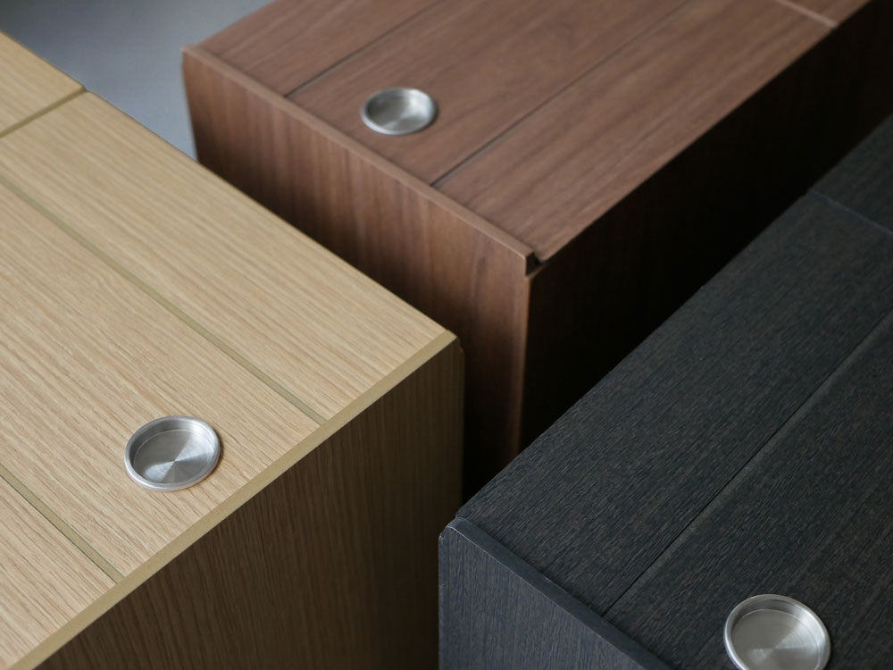 キッチンに設置されたタツクラフトの木製バスクキッチンペール45Lナチュラル色ごみ箱