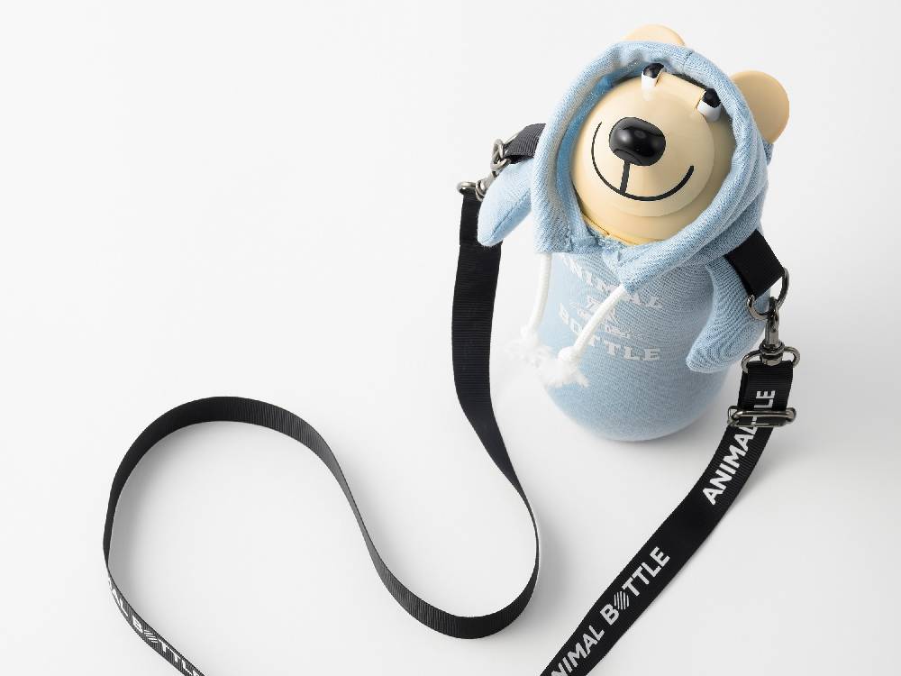 ANIMAL BOTTLE COLLEGEサーモマグとレザー製バックパック、テディベア、キーリングが並んだ画像