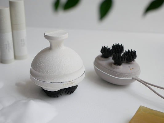 FESTINO（フェスティノ）充電式EMSヘッドスパ本体とシリコンブラシがシルバーカラーで並んでいる