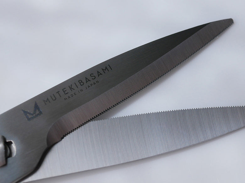 協和工業のステンレス製ムテキバサミ、キッチンでの多用途カッティングに適した左右兼用ツール