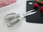 協和工業のステンレス製ムテキバサミがまな板と他のキッチン用品と共に調理台に配置されている様子