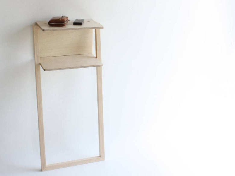 タカハシ産業のウォールテーブル。樺バーチプライウッド製の棚と胡桃材の脚を持つ木製の壁掛け型テーブル。
