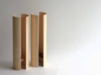 タカハシ産業の円柱型トイレットペーパーホルダー。シナプライウッド側面とメイプルまたはウォルナット木製ベースを使用し、ウレタン塗装仕上げのナチュラルデザイン
